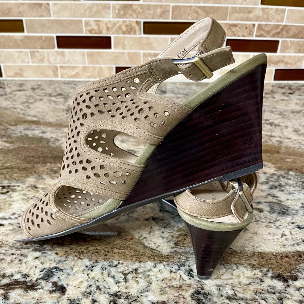 Olive, Adrienne Vittadini Open Toe Wedge Sandal, Size 8.5M